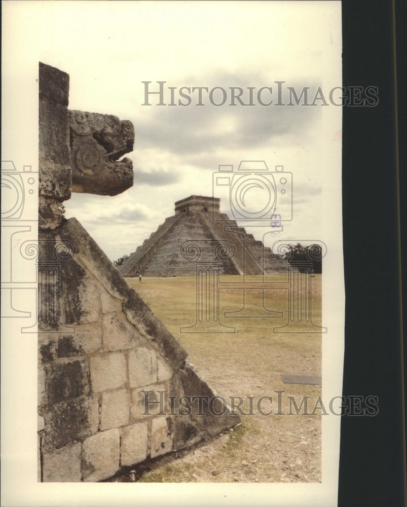 1984 Press Photo Mexico City Staff Cappso Mayan God Kub