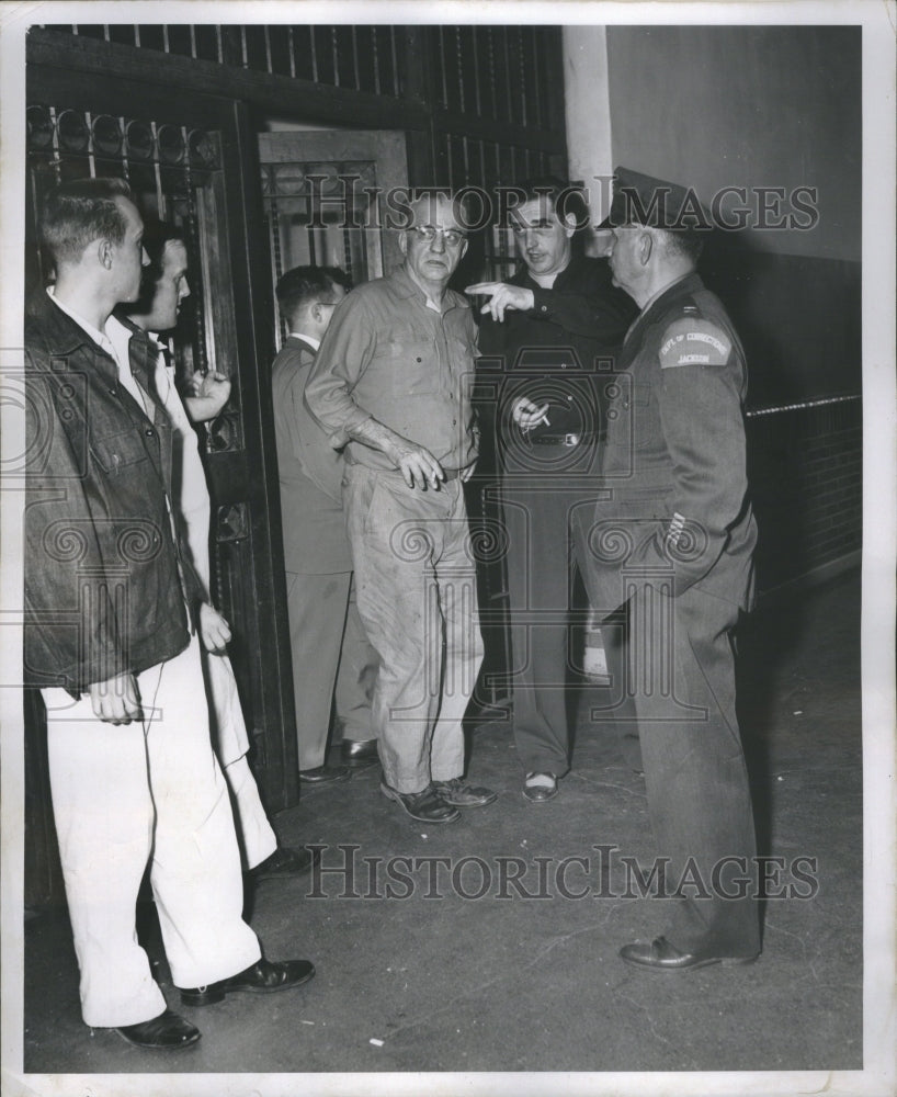 1952 Press Photo Warden Julian Frsbie Sco Bacor