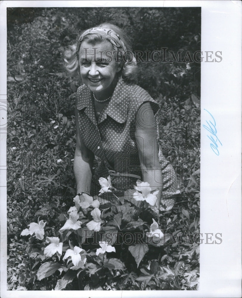 1977 Press Photo Mrs Hons Schjolin Trilliums Hill