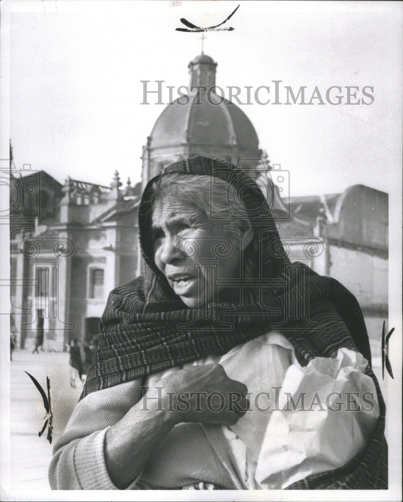 1960 Press Photo Beggar Woman Cover Head Cloth Black