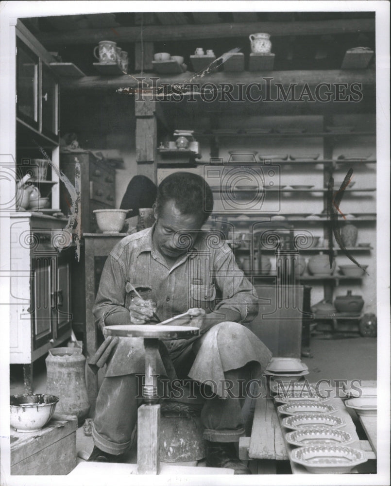 1961 Press Photo Mexico PeopleMen Pain Work Man Labour