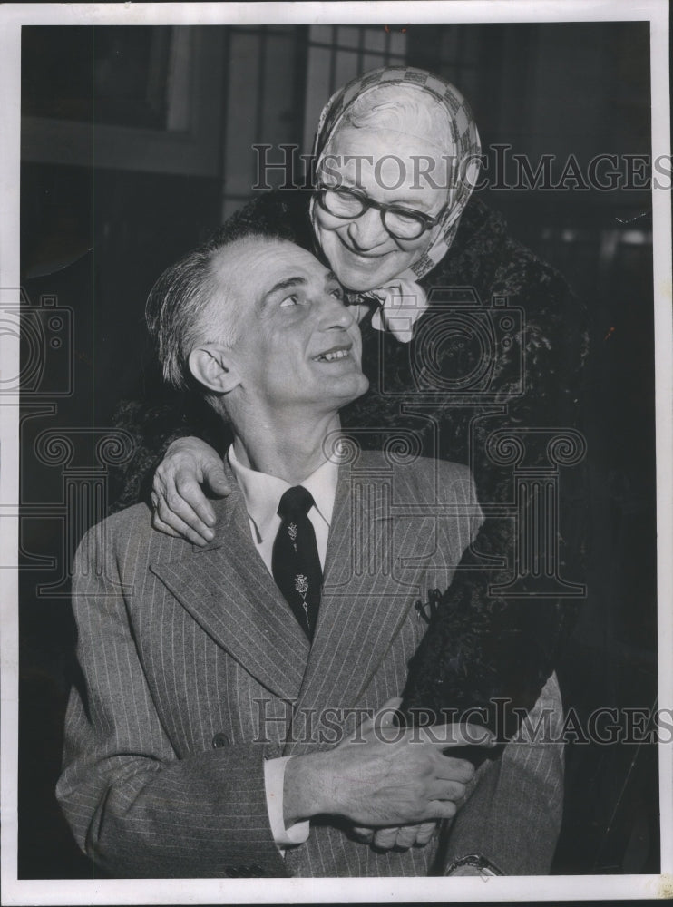 1954 Press Photo Geroge Wrible and mother.