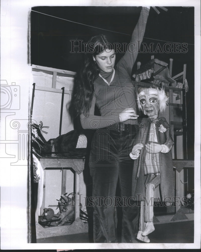 1971 Press Photo Joanne Clark Art Institute Puppet Show