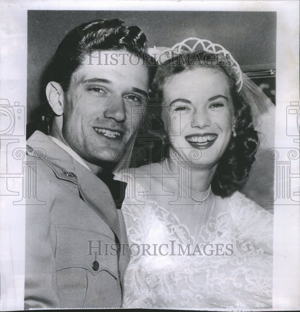 1952 Press Photo Lt Hoyt Vanberburg and bride