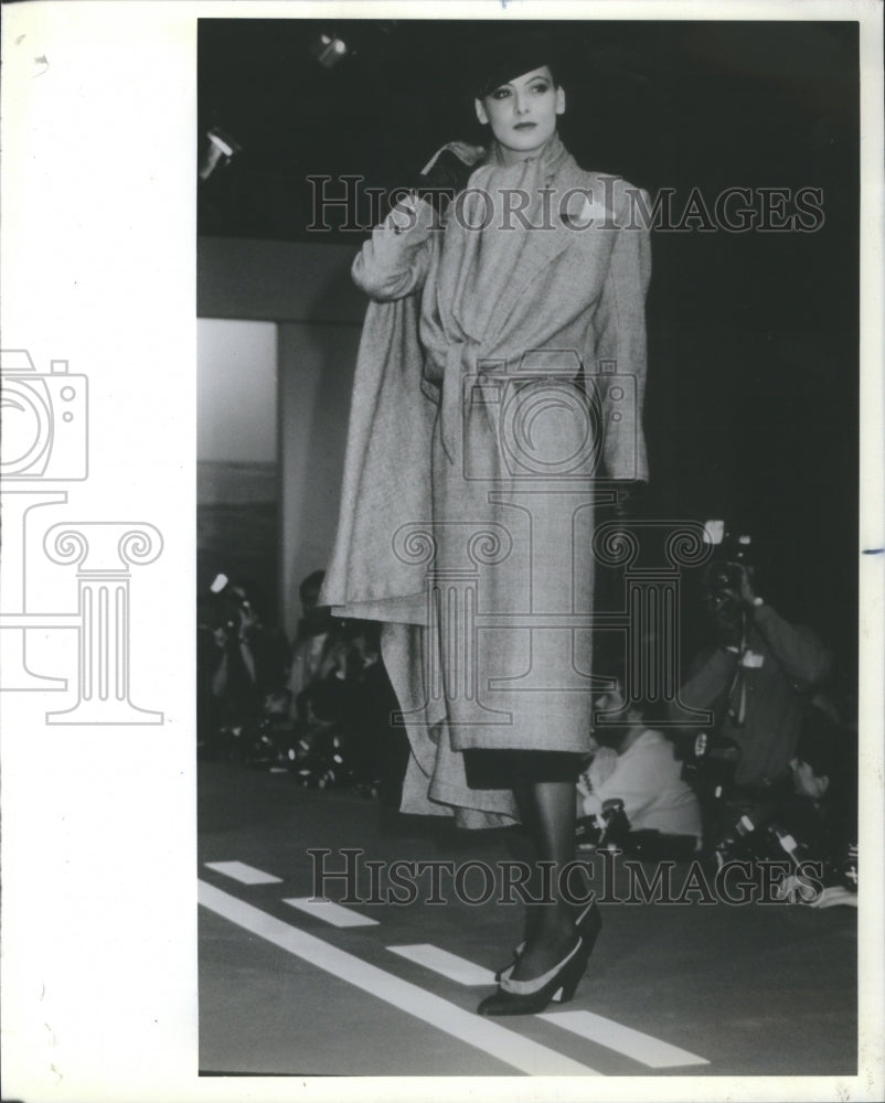 1983 Press Photo Grey Glen Plaid Scarf Suit