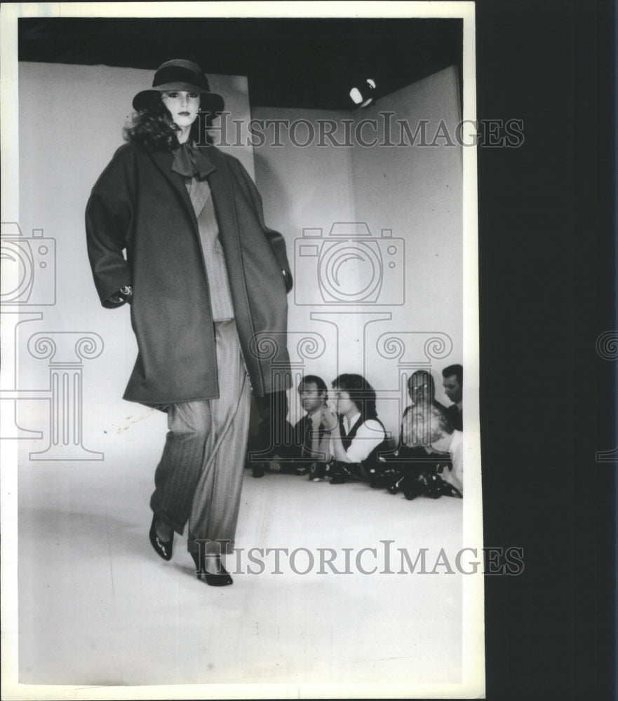 1981 Press Photo Yves Saint Laurent Fashion