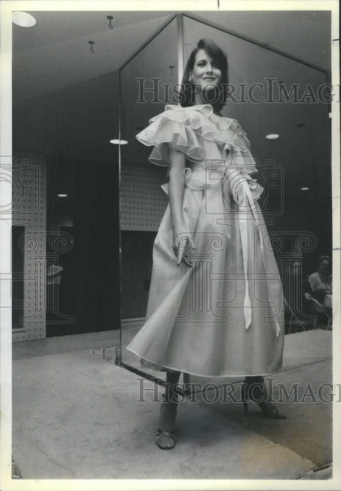 1981 Press Photo Fashion Adele Simpson Popular Practice