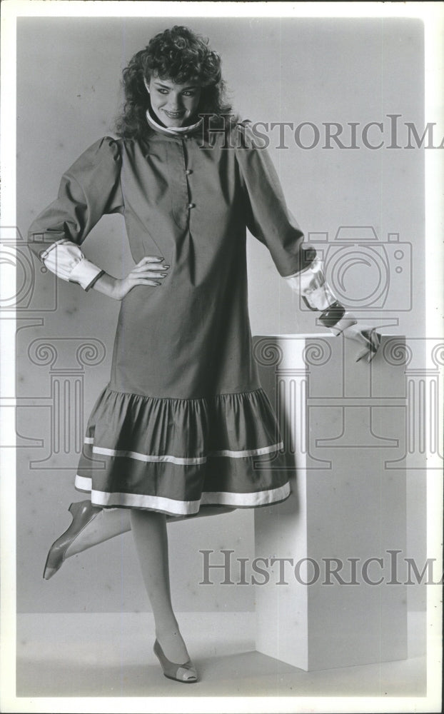 1982 Press Photo FASHION HARTSVILLE ROYAL BLUE COTTON