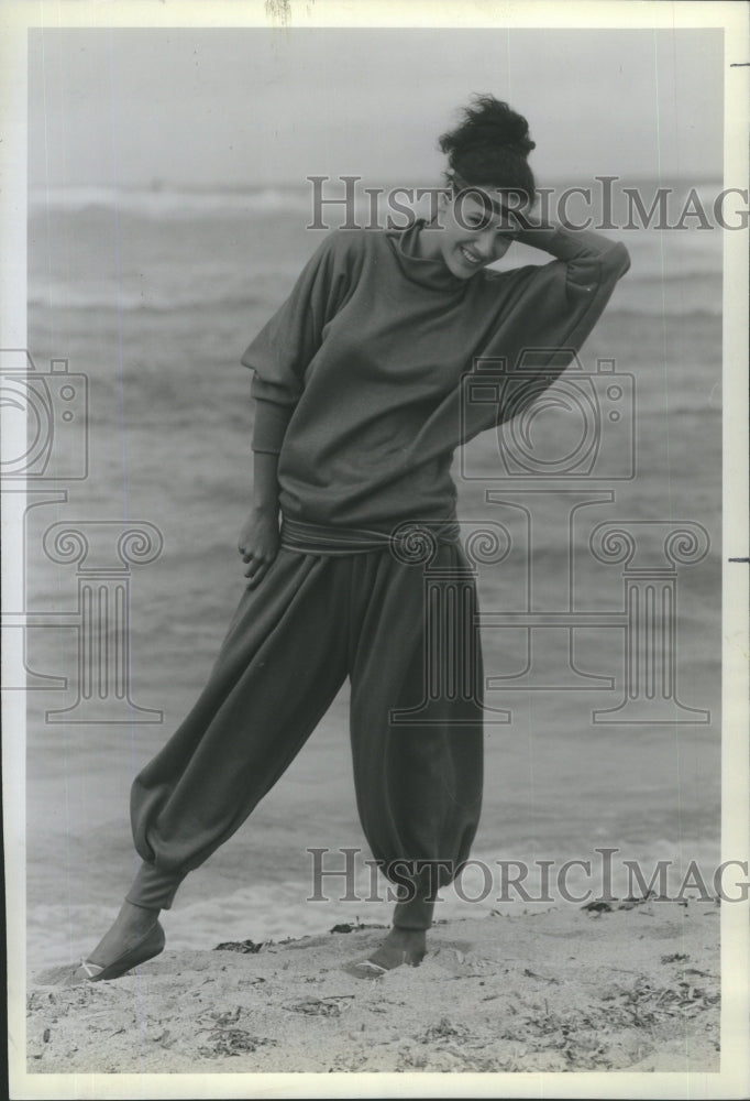 1982 Press Photo Sweatshirt Women&#39;s Fashion