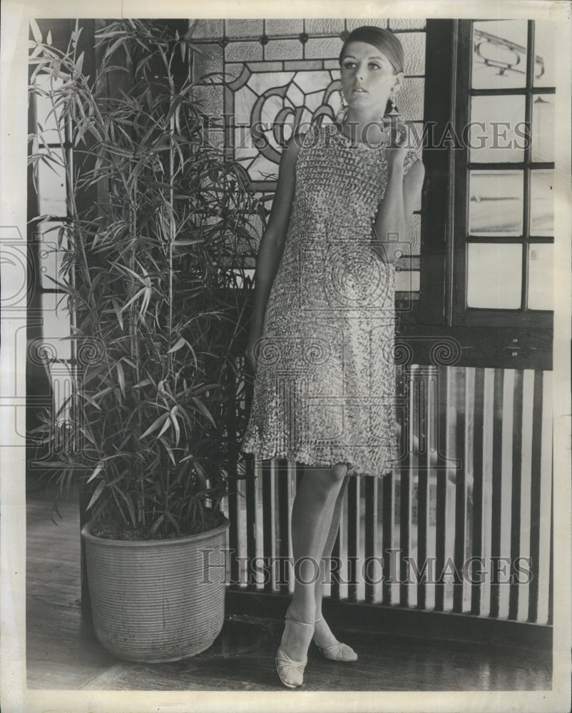 1966 Press Photo Mollie Parnis Silver Shift Party Dress