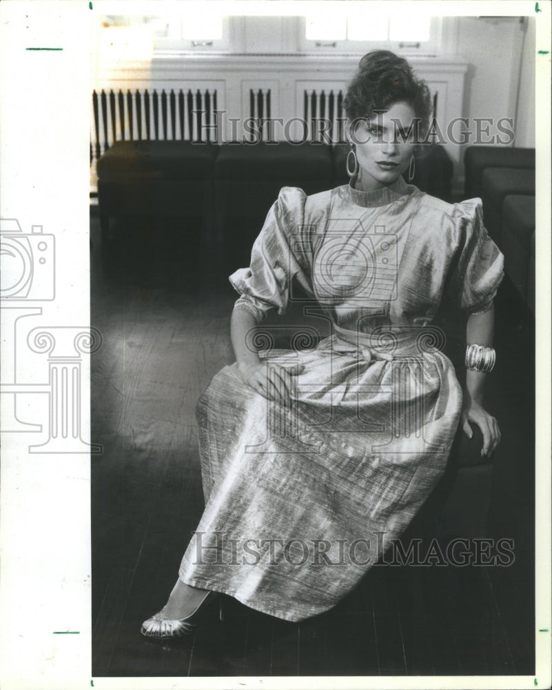 1982 Press Photo Pearl Gary Shimmer Hino Cathered Skirt