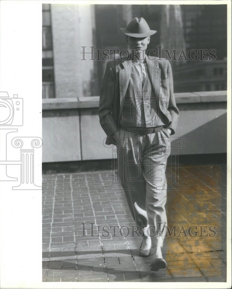 1982 Press Photo Women&#39;s Business Fashion Jacket Pants