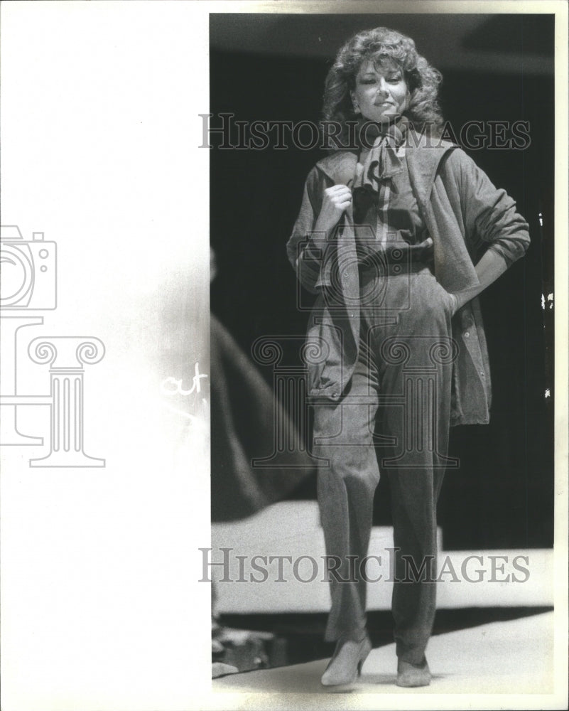 1982 Press Photo Outfit Guest Fashion General Term