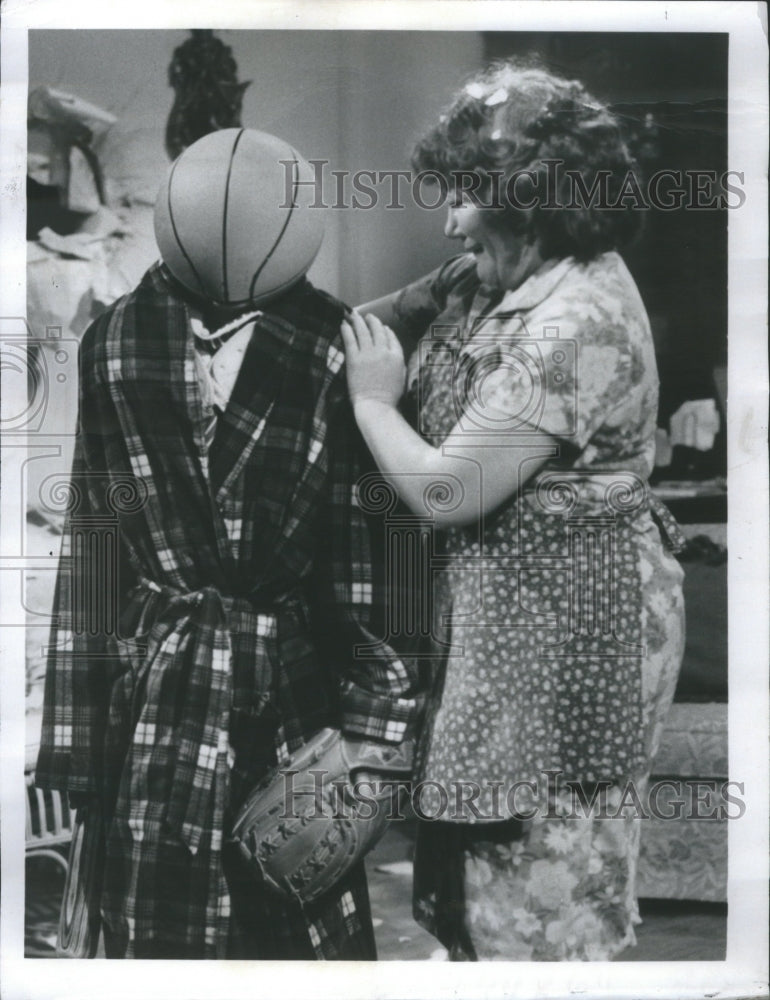 1982 Press Photo Man Basket Ball Mother Professional