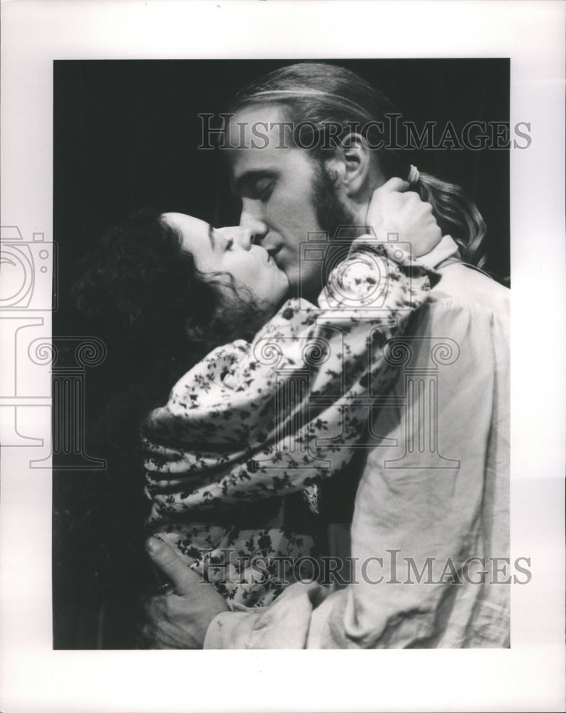 1996 Press Photo GIDEON, shown kissing &quot; Precious Bane&quot;