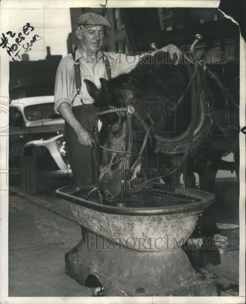 1942 Press Photo Guy Winshield Tires Air Check Horse