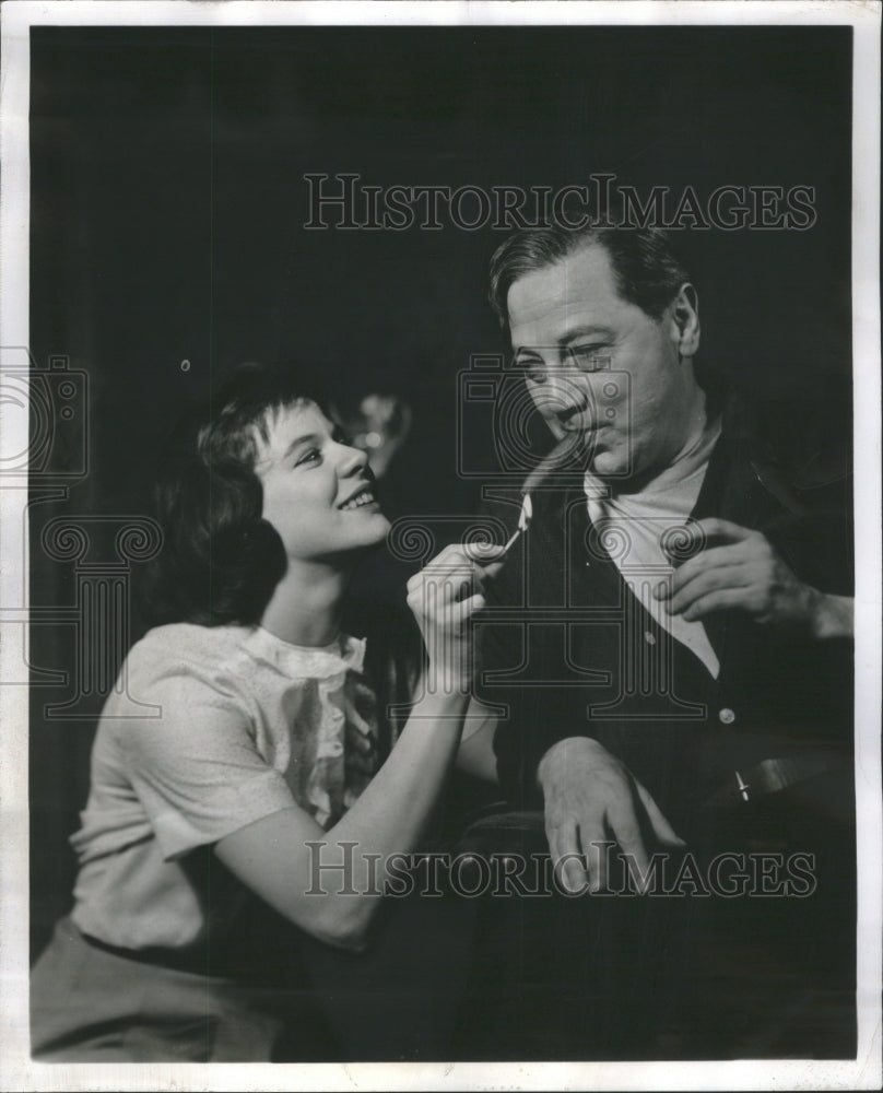 1957 Press Photo Plays &quot;A View Force the Bridge&quot;