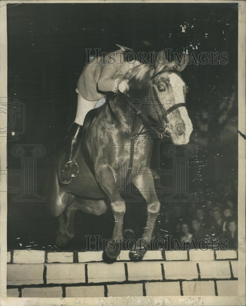 1944 Press Photo Martha Elign Horse Jump Competition