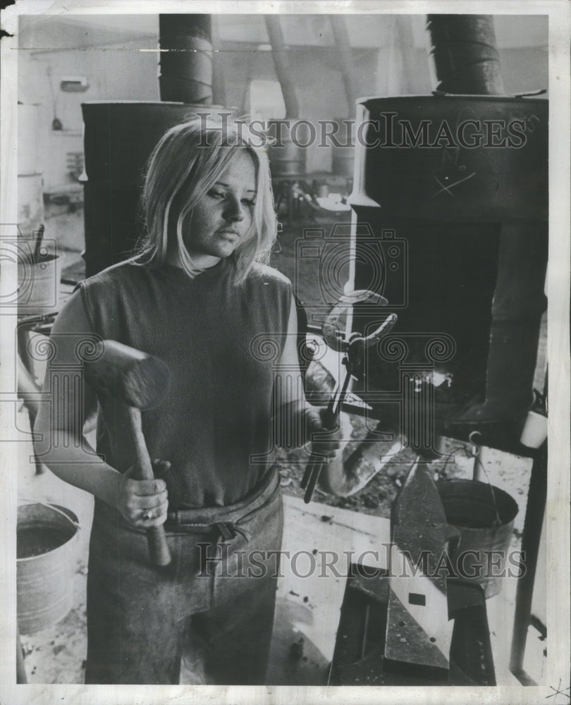 1970 Press Photo Learning Horseshoeing