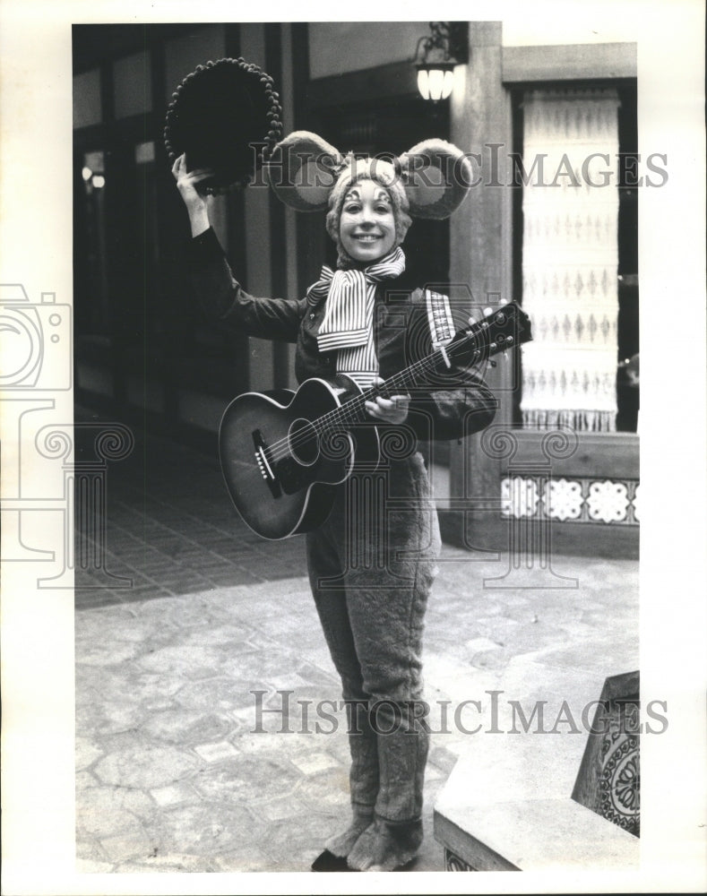 1975 Press Photo Student Wendy Nadler as Chris-Mouse