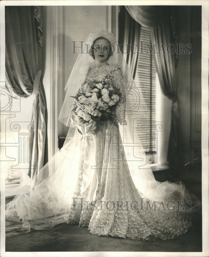 1939 Press Photo Clyde Webster Frame Dress People