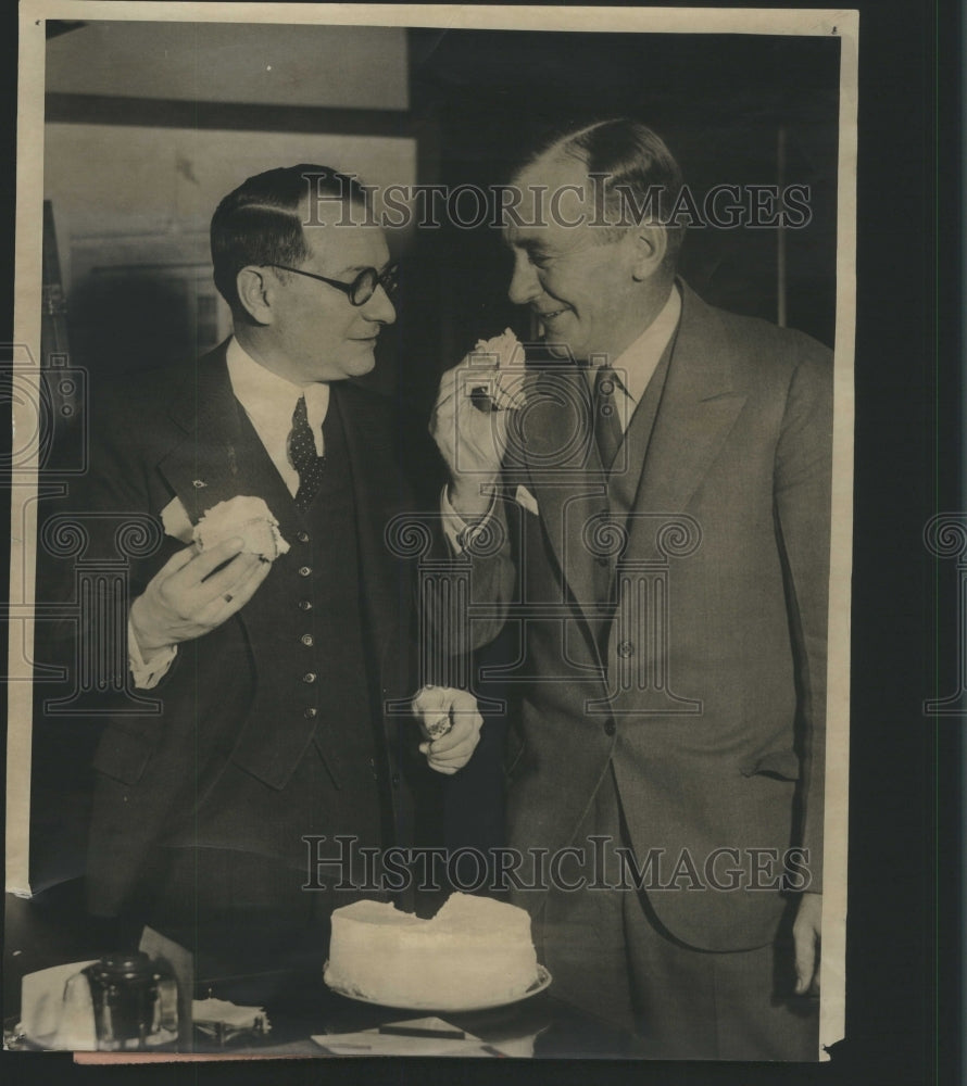 1930 Press Photo Victor Kolar Jefferson Webb Eat Cake