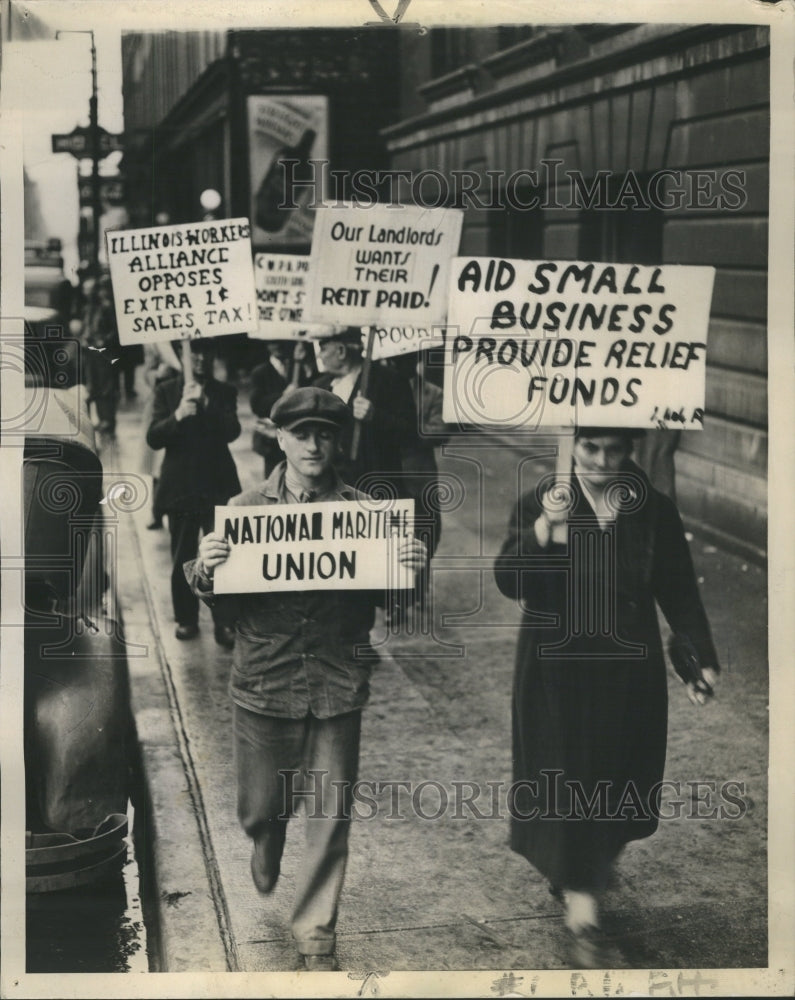 1938 Press Photo Clients picket for jobs at station