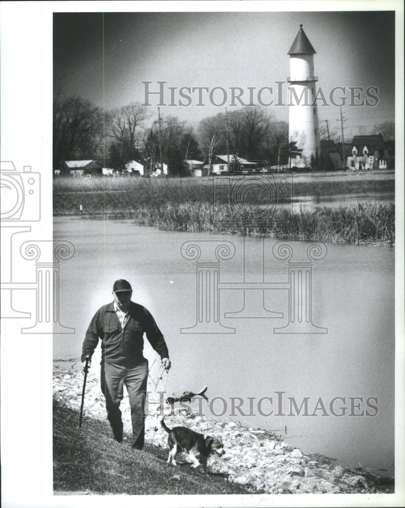 1987 Press Photo Bob Zerber Walking Dog Along Waterside