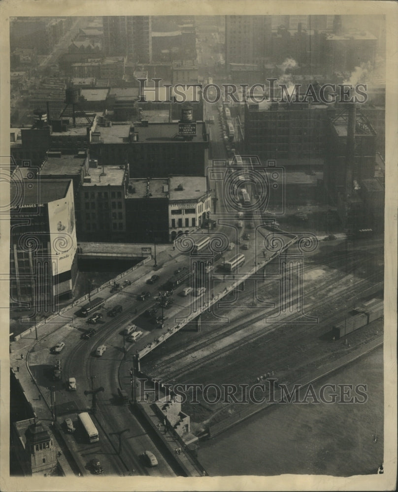 1943 Press Photo Stuck Boat Led To Huge Traffic Pileup