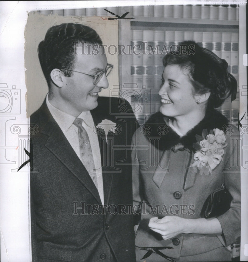 1960 Press Photo Prize Bride Winner Nobel Phisics