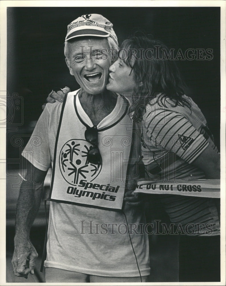 1987 Press Photo Special Olympics Runner Kiss Volunteer
