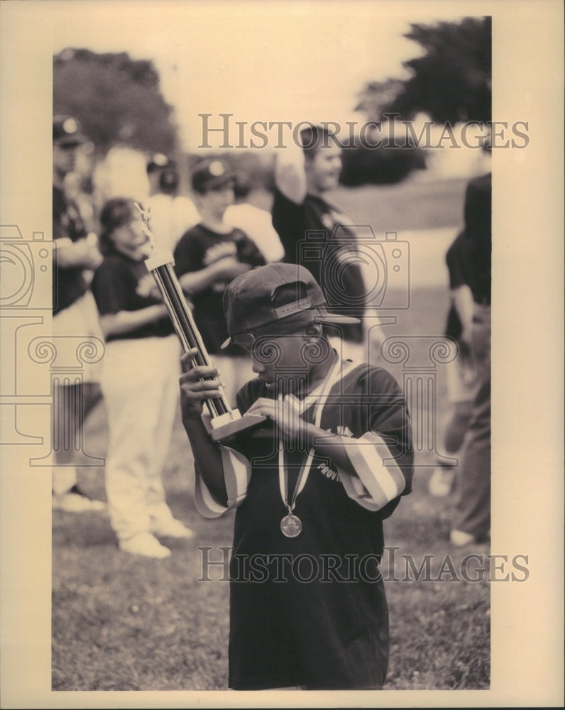 1998 Press Photo Andrew Common Trophy Olympics Tournant