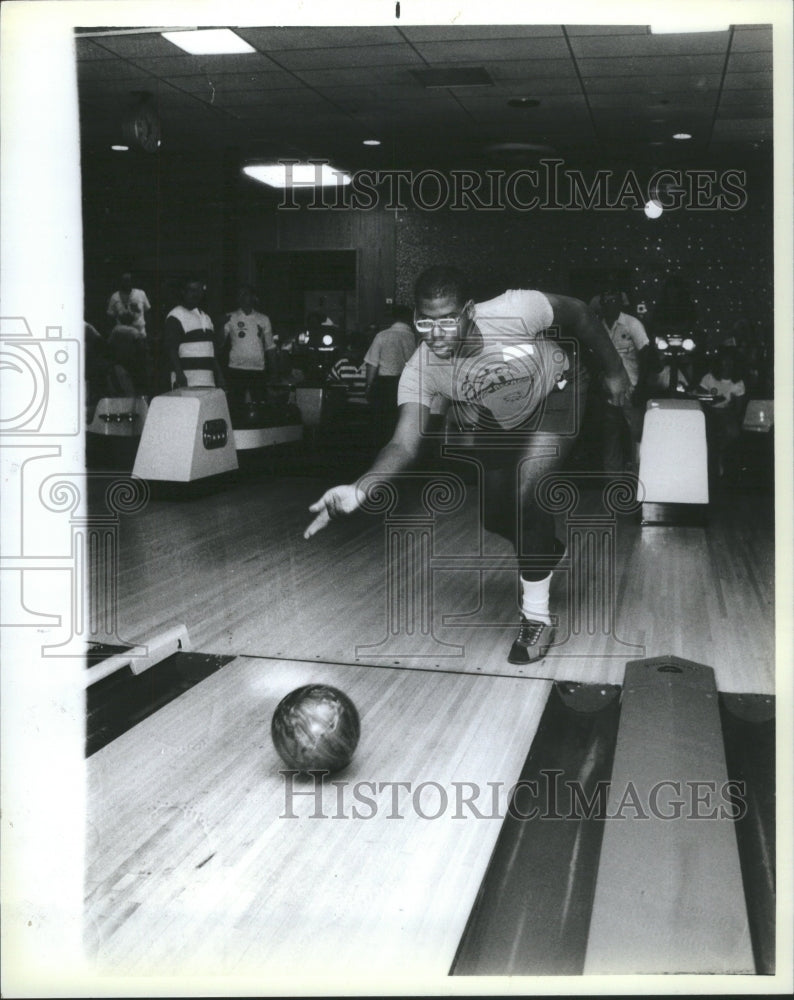 1988 Press Photo Marcus Mitchell In Bowling Competition