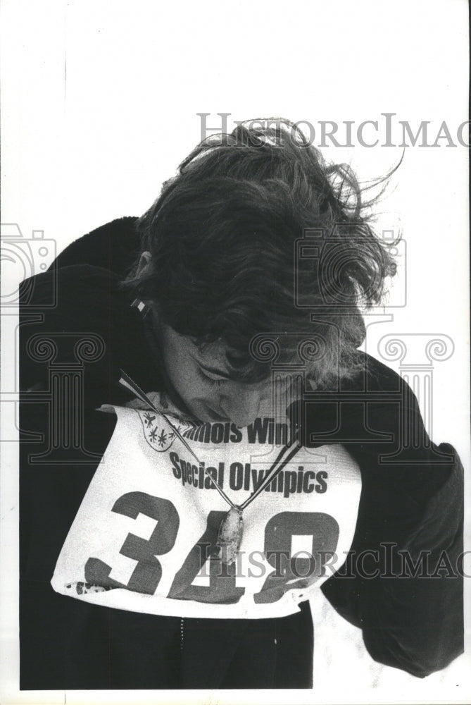 1980 Press Photo Winter Special Olympics Looks At Medal