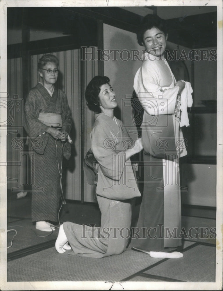 1961 Press Photo Akiko Yamamoto In A Traditional Kimono