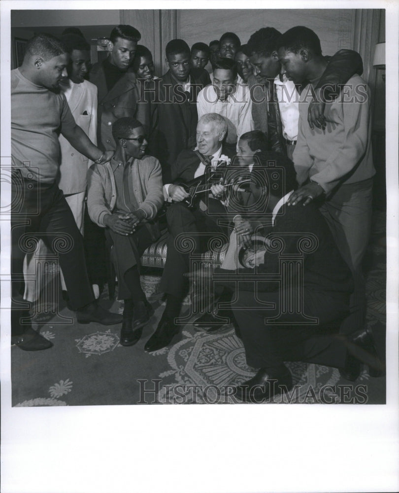 1968 Press Photo Roman Saints Chicago City Treasure