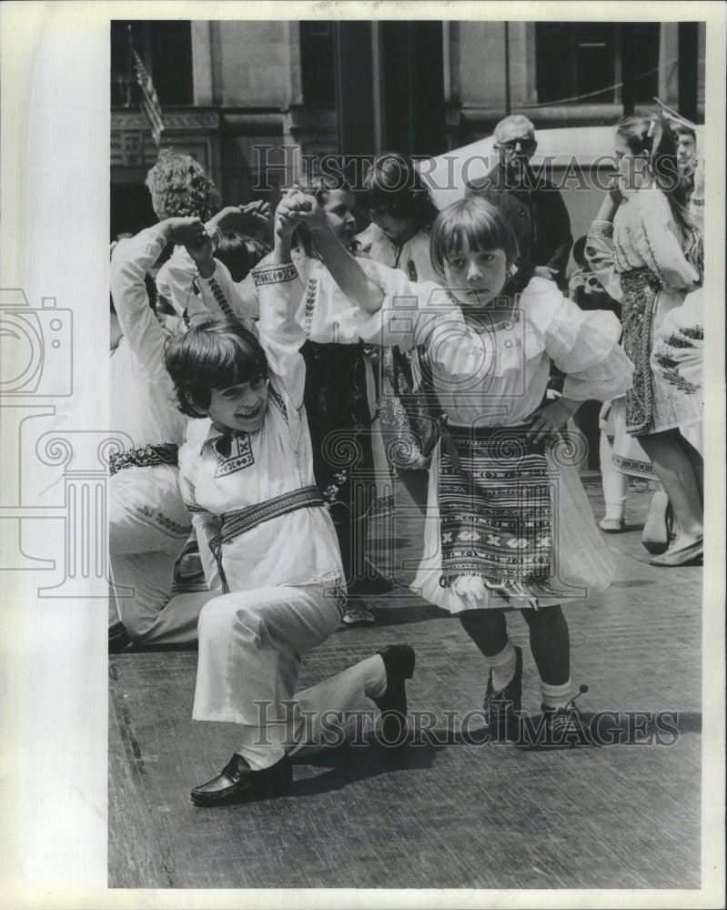 1983 Press Photo Romanian Festival Folk Orchestra Dance