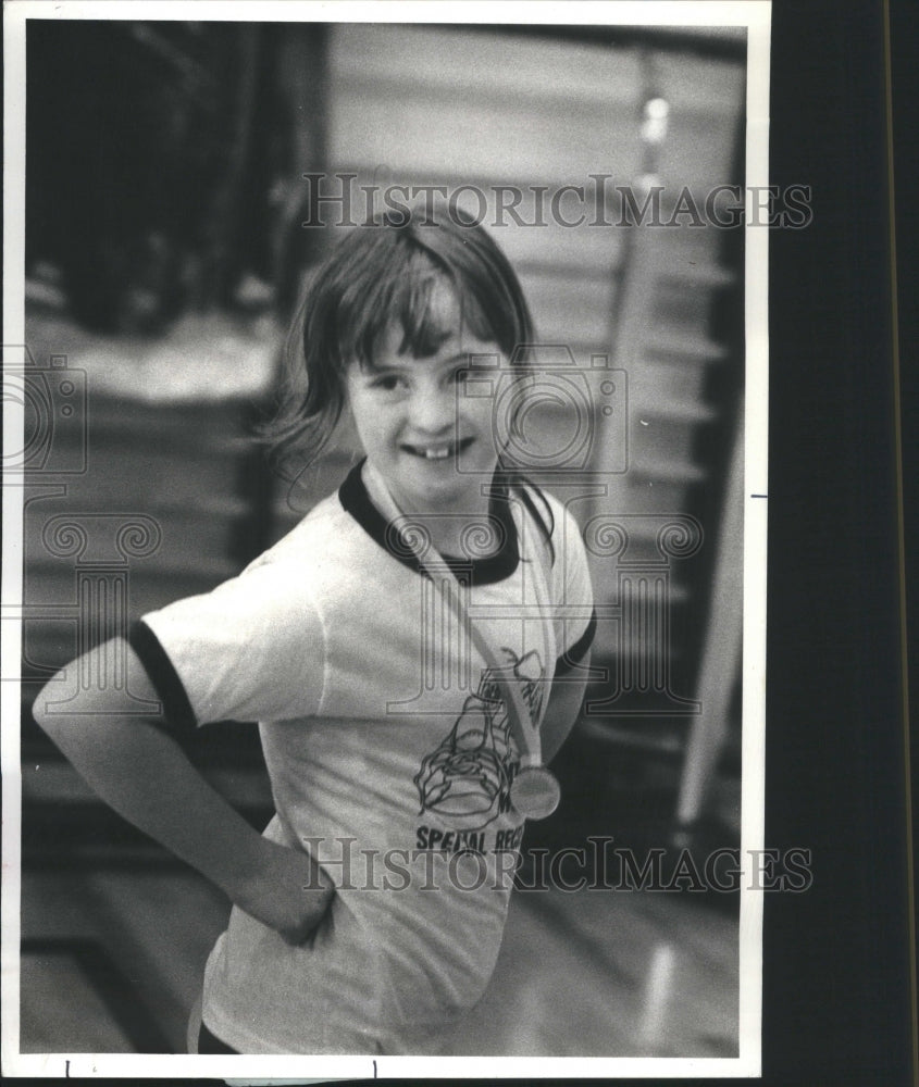 1979 Press Photo Kathy Guthrie wears olympic swim medal