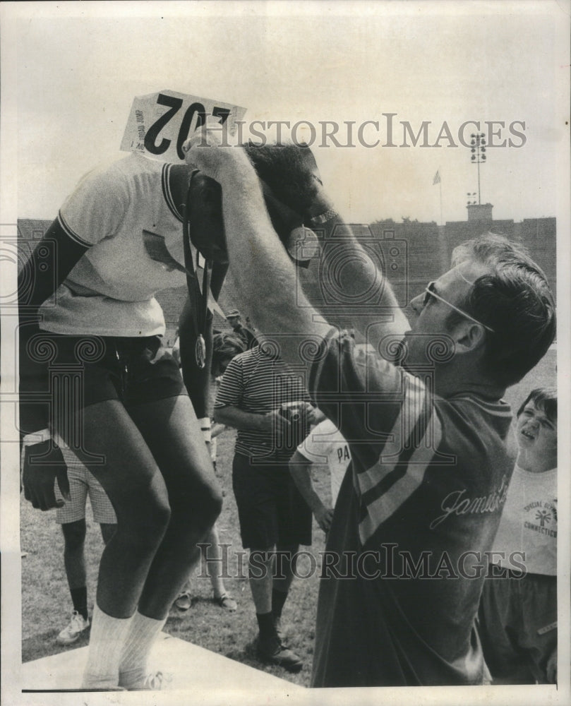 1970 Press Photo Marjorie Weaver, medal for broad jump