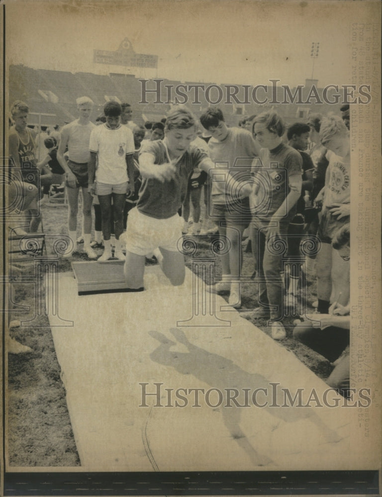 1970 Press Photo Jerome Feischer Broad Jump Track Field