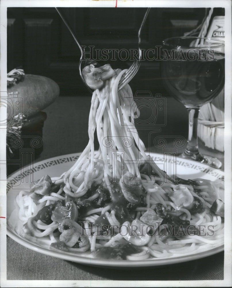 1975 Press Photo Toni Vegetarian Spaghetti Dish Meaty