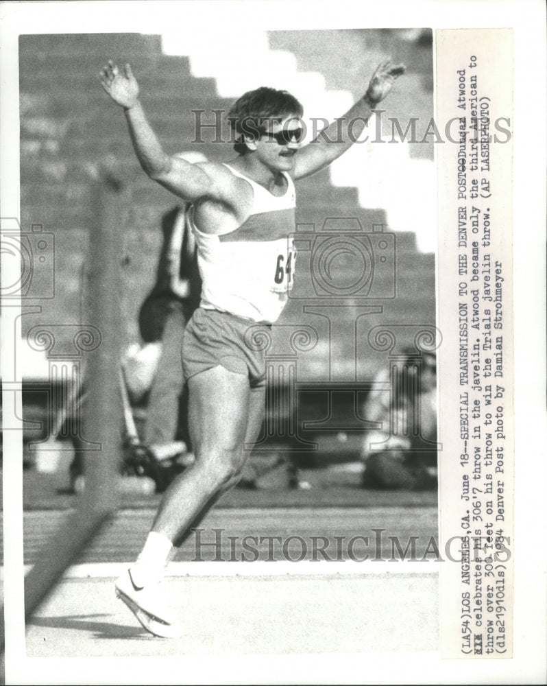 1984 Press Photo Ducan Atwood celebrate 306&#39;7 javelin