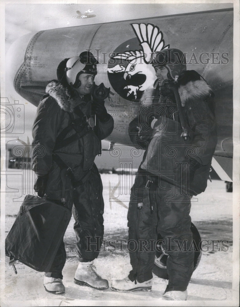 1952 Press Photo Kemp and Harding discuss flight - Historic Images