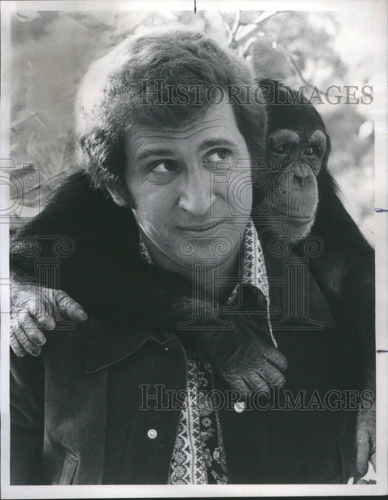 1971 Press Photo Ted Bessell Star Me Chimp Monkey