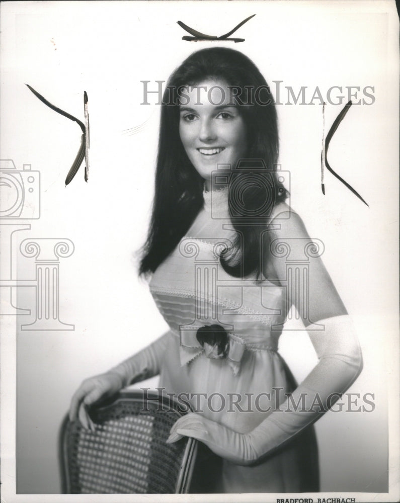 1969 Press Photo Mary Gibbs Scripps Chair Fashion Dress