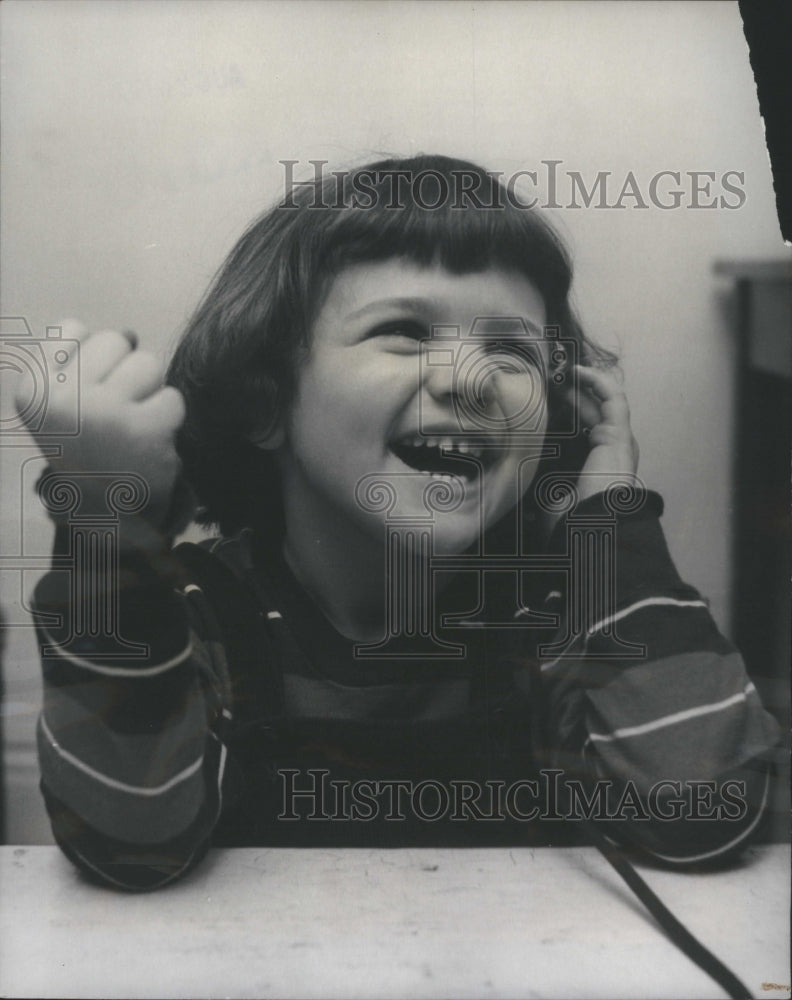 1950 Press Photo Deaf Girl Sound Penetrates Pat Glee