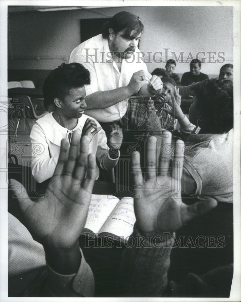 1985 Charlie Anderson Teacher Sing language - Historic Images