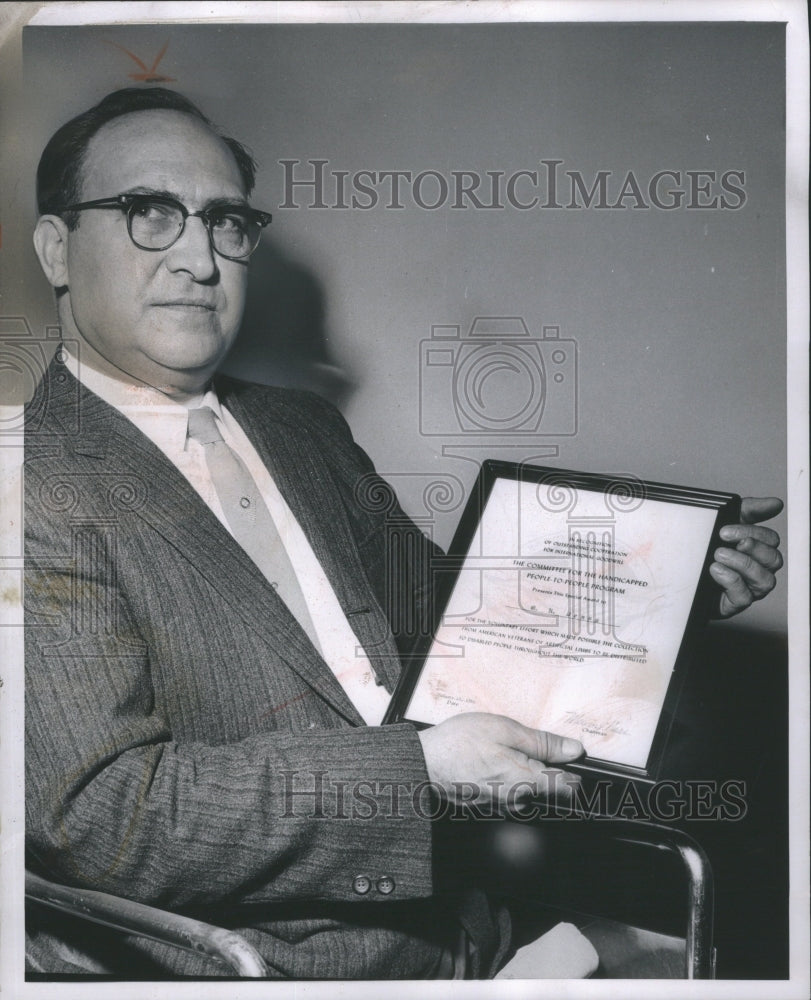 1962 Press Photo Otis Denny VA Hospital Worker Show - Historic Images