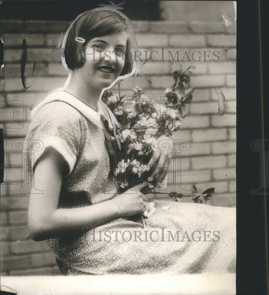1927 Press Photo Vivian Bbremer Beauty Girl Flowers