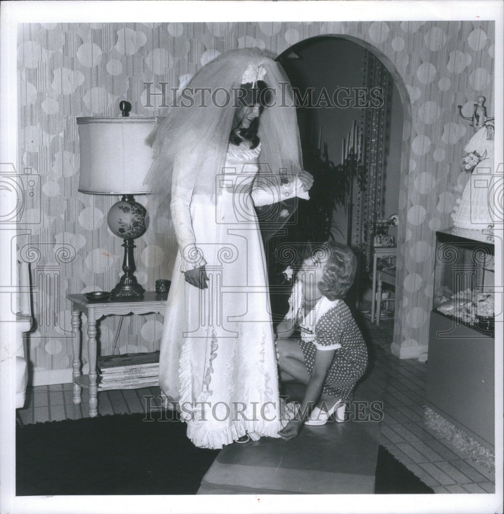 1973 Press Photo Model Wear Bride Dress Lady